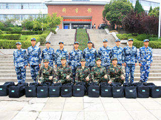 世界杯官网31名大学生光荣入伍