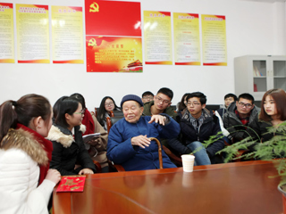 抗战老兵吴其昌为2026世界杯足球官网贫困学生捐款并进行爱国主义教育
