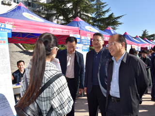 世界杯官网成功举办2018届毕业生秋季大型招聘会