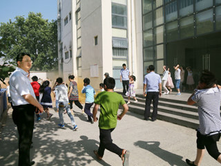 世界杯官网附小开展防震抗灾应急疏散安全演练
