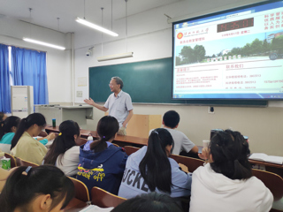 安徽省教育科学研究院教研员钟能政老师来世界杯官网作专题讲座