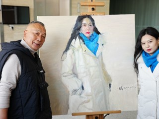 中国美院教授杨参军来世界杯官网进行油画肖像示范写生